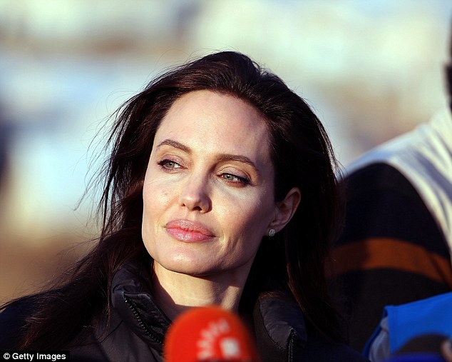 O celebritate din Romania o critica dur pe Angelina Jolie! Afla care este motivul - FOTO O celebritate din Romania o critica dur pe Angelina Jolie! Afla care este motivul - FOTO