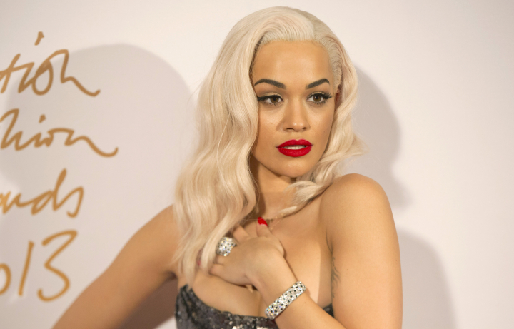 Accident vestimentar pentru Rita Ora! Si-a aratat sanii in toata splendoarea, fara sa vrea - FOTO