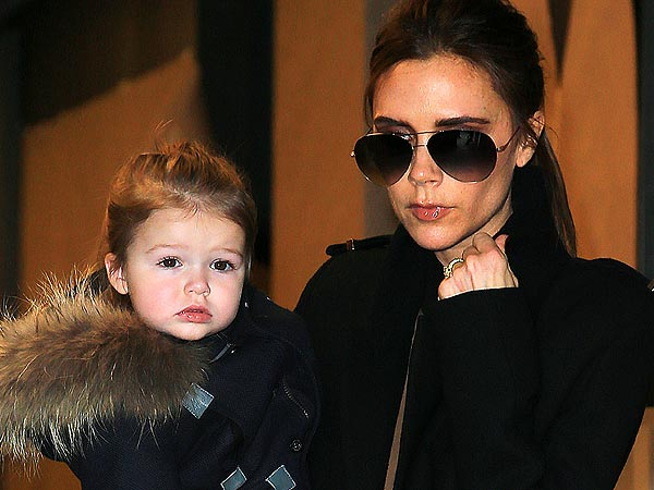 Te topesti cand ii vezi! Harper Beckham, adorabila in bratele fratelui ei mai mare - FOTO Te topesti cand ii vezi! Harper Beckham, adorabila in bratele fratelui ei mai mare - FOTO