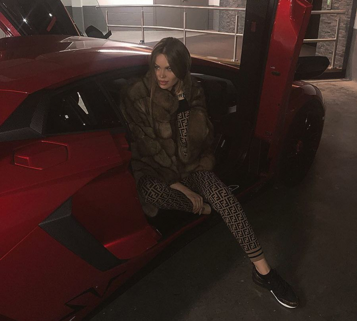 Moldoveanca Daria Radionova a blocat o strada din Londra cu un Lamborghini acoperit cu milioane de cristale Swarovski. Iata cum arata bolidul