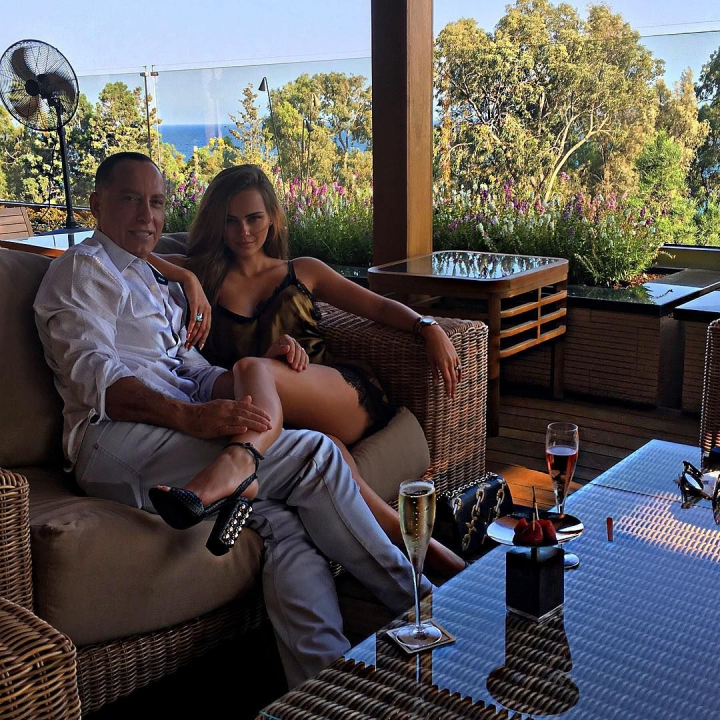 A demonstrat ca-l iubeste cu adevarat! Xenia Deli si sotul ei, milionarul egiptean Ossama Fathi Rabah Al-Sharif, in ipostaze tandre A demonstrat ca-l iubeste cu adevarat! Xenia Deli si sotul ei, milionarul egiptean Ossama Fathi Rabah Al-Sharif, in ipostaze tandre