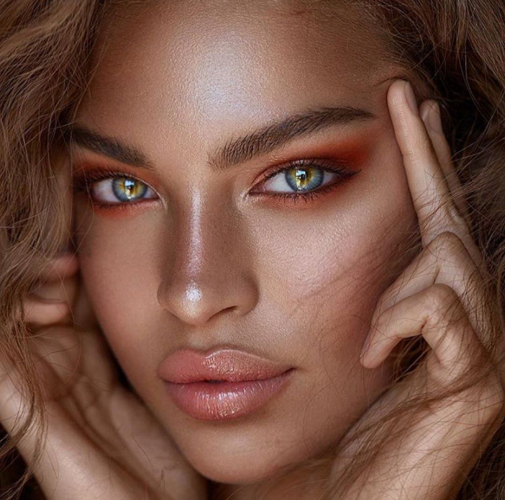 De ce ne machiem mereu la fel? Explicatia este uimitoare De ce ne machiem mereu la fel? Explicatia este uimitoare