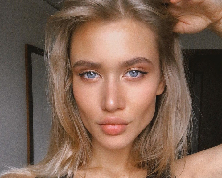 Machiaj simplu pentru ochi albastri. Culori care ii pun in evidenta Machiaj simplu pentru ochi albastri. Culori care ii pun in evidenta