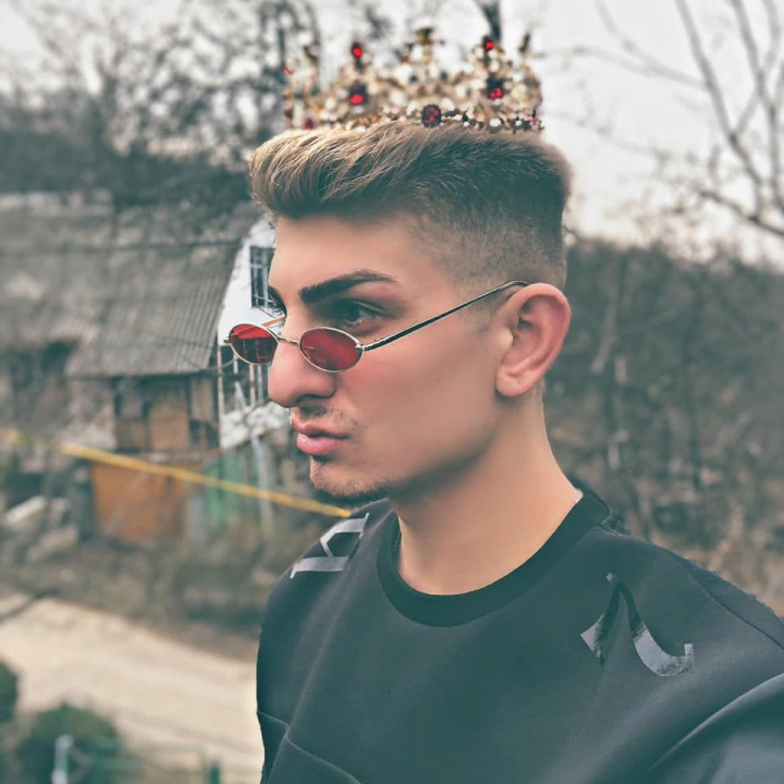 Johy Davis si-a luat masina luxoasa. „Conduc si eu, dar astazi am sofer, pentru ca am mai multe evenimente."