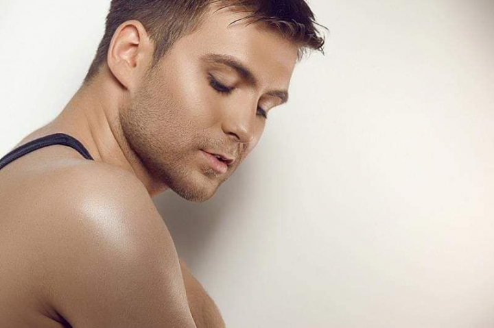 Ionel Istrati surprins de o blonda focoasa. Interpretul a primit in dar o masina batuta cu cristale swarovski