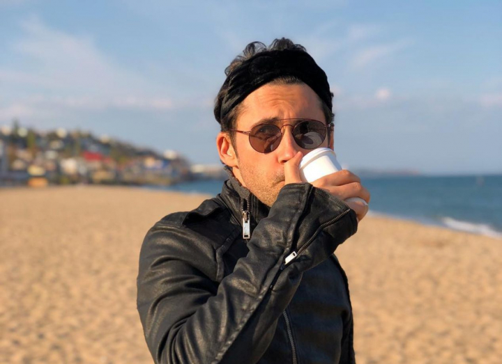 Mister elucidat! De ce nu se poate desparti Dan Balan de esarfa sa Mister elucidat! De ce nu se poate desparti Dan Balan de esarfa sa