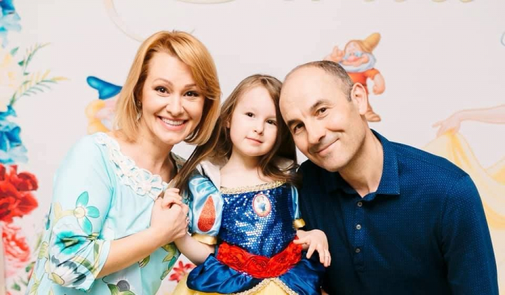 Pe scena e ca pestele in apa. Fetita Lorenei Bogza, Daria, a dansat in cadrul lectiei deschise de la TeoDance. „Ma bucur ca au ce face in timpul liber, iar asta le place.” Pe scena e ca pestele in apa. Fetita Lorenei Bogza, Daria, a dansat in cadrul lectiei deschise de la TeoDance. „Ma bucur ca au ce face in timpul liber, iar asta le place.”