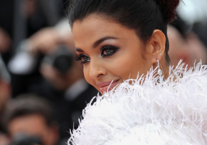 Aishwarya Rai, cea mai extravaganta aparitie pe covorul rosu la Cannes Aishwarya Rai, cea mai extravaganta aparitie pe covorul rosu la Cannes