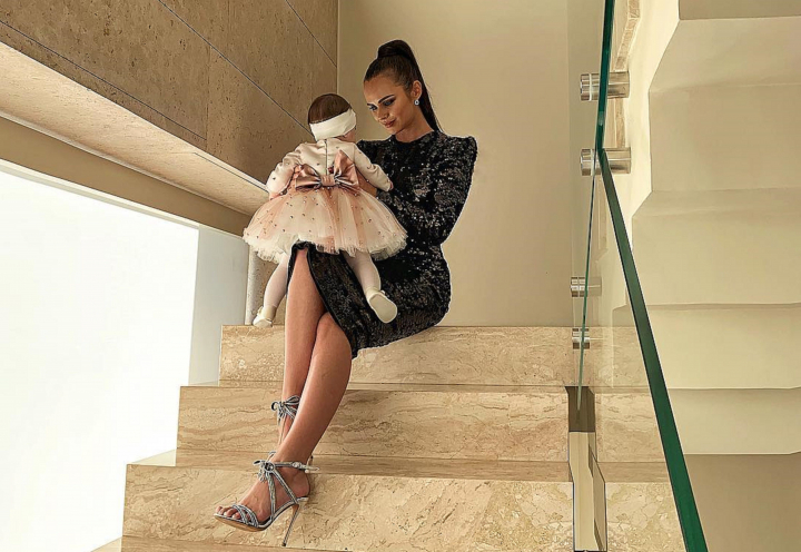 Xenia Deli - intr-o sedinta foto adorabila alaturi de rudele sale. Familia modelului se topeste dupa micuta Anastasia Xenia Deli - intr-o sedinta foto adorabila alaturi de rudele sale. Familia modelului se topeste dupa micuta Anastasia