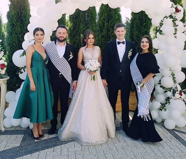 Tatiana Spinu face astazi nunta. Interpreta a imbracat o rochie de mireasa tip printesa plina cu pietre. „Sa inceapa nebunia.” Tatiana Spinu face astazi nunta. Interpreta a imbracat o rochie de mireasa tip printesa plina cu pietre. „Sa inceapa nebunia.”