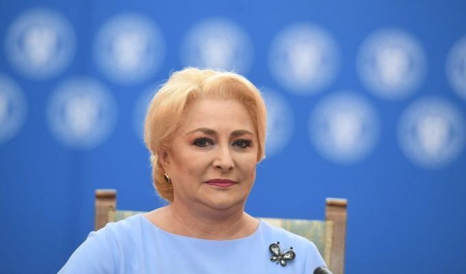 Brosa premierului Viorica Dancila provoaca isterie in mediul online. Cat costa piesa Chanel?
Brosa premierului Viorica Dancila provoaca isterie in mediul online. Cat costa piesa Chanel?