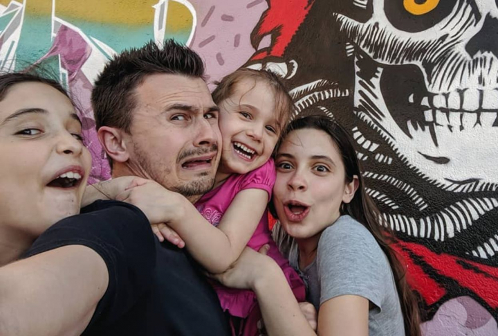 Andrei Bolocan si dilema unui parinte modern. „Dupa aproape 6 ani de trai cu 2, dupa aia 3 si acum 4 copii nu cred ca mi-am invatat lectia.”