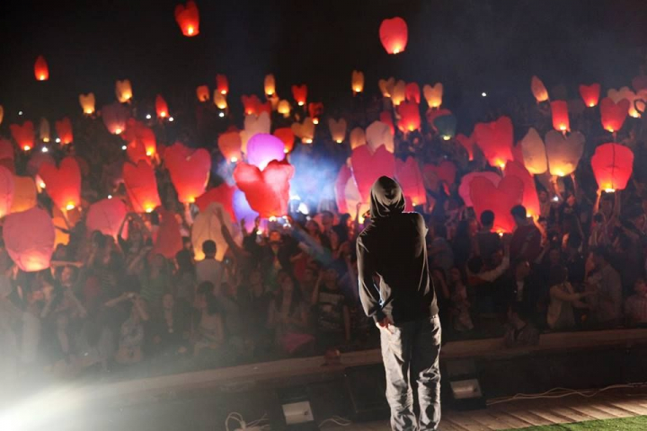 Carla’s Dreams si chisinauienii au cantat in unison la „Summer Fest”: „Eu cred in puterea naturala de strabatere a talentului si a muncii. Niciun fel de tertipuri nu exista.” Carla’s Dreams si chisinauienii au cantat in unison la „Summer Fest”: „Eu cred in puterea naturala de strabatere a talentului si a muncii. Niciun fel de tertipuri nu exista.”