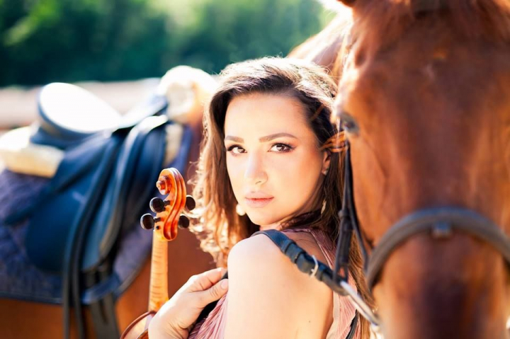 Rusanda Panfili, violonista care canta alaturi de titanii muzicii de la Hollywood, a revenit acasa pentru festivalul “DescOpera”. “Pentru mine Chisinau inseamna repetitii, concerte si vizite la rude.”