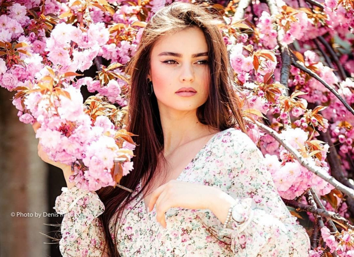 Sora lui Emilian Cretu – ravasitoare la un eveniment special. Vezi ce tinuta superba a purtat tanara Sora lui Emilian Cretu – ravasitoare la un eveniment special. Vezi ce tinuta superba a purtat tanara