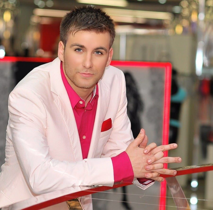 Ionel Istrati - in vacanta intr-un sacou cu paiete si chipiu Adidas. Ce destinatie a ales artistul Ionel Istrati - in vacanta intr-un sacou cu paiete si chipiu Adidas. Ce destinatie a ales artistul