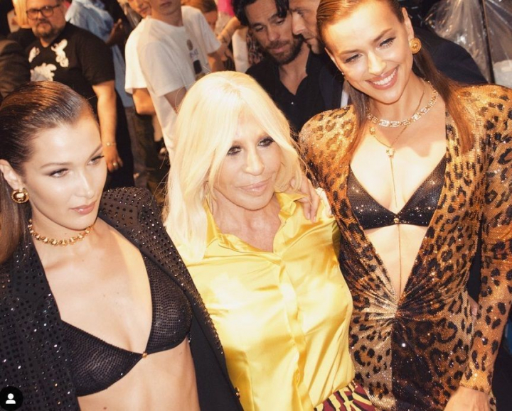 Donatella Versace - intr-o copie a rochiei mini purtata de Irina Shayk. Cum arata la 64 de ani Donatella Versace - intr-o copie a rochiei mini purtata de Irina Shayk. Cum arata la 64 de ani