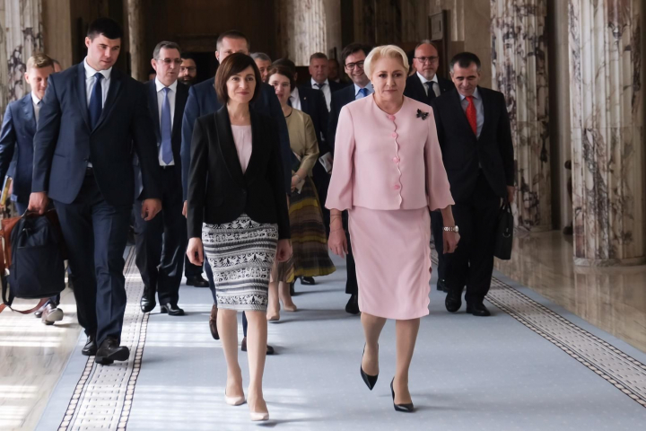 Viorica Dancila a asteptat-o pe Maia Sandu cu un fluture negru in piept. Cum s-au imbracat cele doua sefe de guvern la intrevederea de la Bucuresti