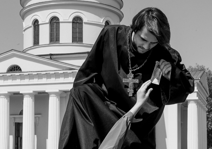 Preoti in masini lux sau luand ultimii bani de la batrani. Nathaniel Kowalsky, despre cel mai noncoformist proiect foto al sau: “Este despre ceea ce ma doare, despre businessul neimpozitat si ilegal.”
Preoti in masini lux sau luand ultimii bani de la batrani. Nathaniel Kowalsky, despre cel mai noncoformist proiect foto al sau: “Este despre ceea ce ma doare, despre businessul neimpozitat si ilegal.”