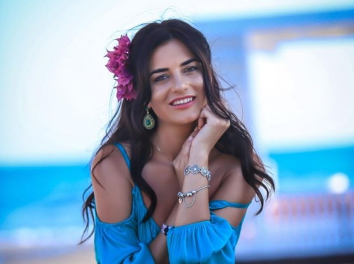 Mihaela Tabura si-a compus si regizat propriul videoclip. „Cu oamenii buni, viata e nedreapta...” Mihaela Tabura si-a compus si regizat propriul videoclip. „Cu oamenii buni, viata e nedreapta...”