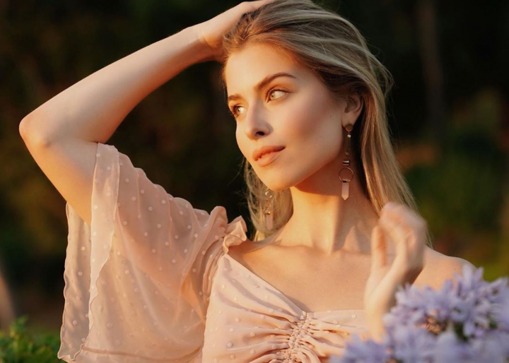 Par rupti de pe coperta unei reviste. Nepoata Sofiei Rotaru se iubeste cu un tanar milionar francez Par rupti de pe coperta unei reviste. Nepoata Sofiei Rotaru se iubeste cu un tanar milionar francez