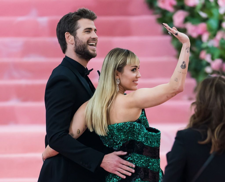 Miley Cyrus si Liam Hemsworth divorteaza dupa doar 8 luni de casnicie. Incearcau sa-si repare relatia Miley Cyrus si Liam Hemsworth divorteaza dupa doar 8 luni de casnicie. Incearcau sa-si repare relatia