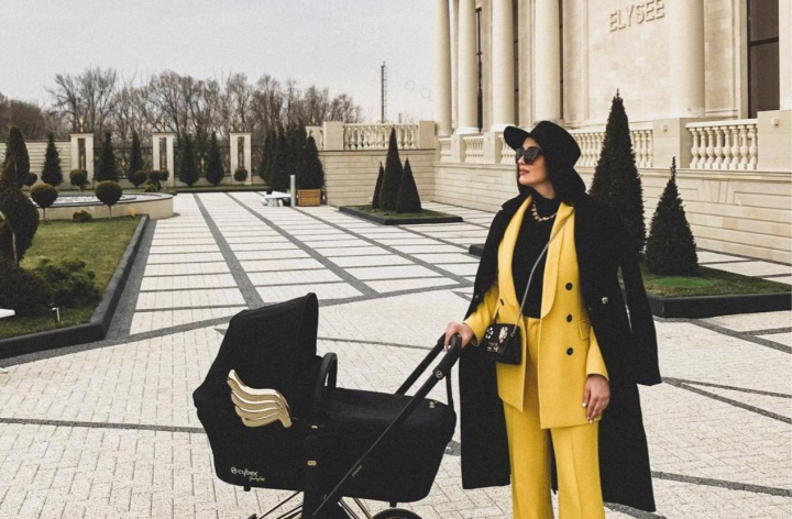 Bloggerita Hellen Monroe a aratat pentru prima data chipul fiicei sale. Vezi cat de adorabila este micuta Celine Bloggerita Hellen Monroe a aratat pentru prima data chipul fiicei sale. Vezi cat de adorabila este micuta Celine