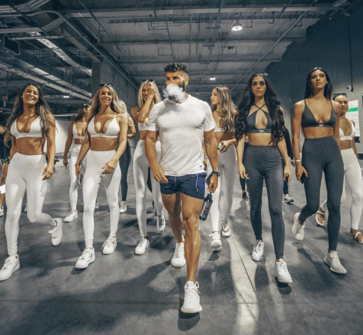 Dezvaluirile unui model. Ce se intampla, in realitate, la petrecerile playboy-ului Dan Bilzerian Dezvaluirile unui model. Ce se intampla, in realitate, la petrecerile playboy-ului Dan Bilzerian