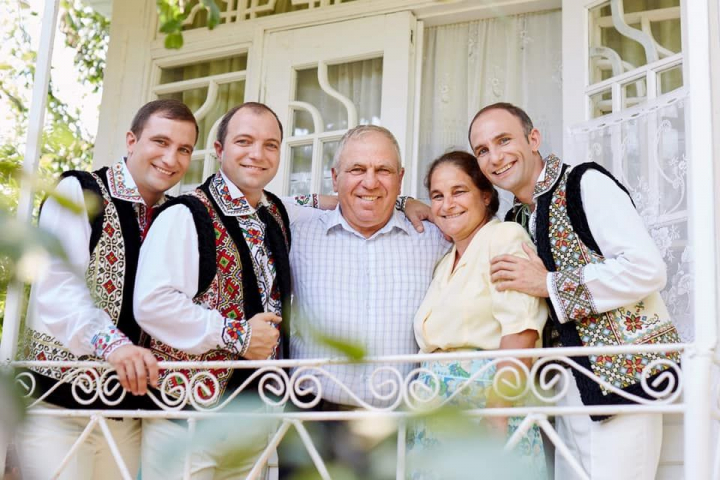 Ion Paladi – alaturi de fratii lui, Constantin si Petru, au lansat prima piesa impreuna. Aceasta este dedicata mamei lor