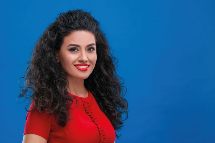 Noua prezentatoare ProTV - despre trecut, emotii, obiceiuri si iubire. Vezi cum s-a descurcat in primul sau live