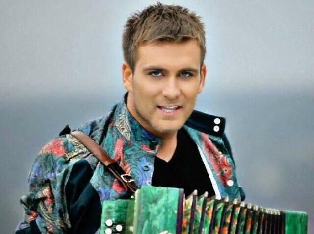 #pro20yearschallenge! Ionel Istrati - un baietel dulce, cu par balai. Cum arata interpretul cu 20 de ani in urma #pro20yearschallenge! Ionel Istrati - un baietel dulce, cu par balai. Cum arata interpretul cu 20 de ani in urma