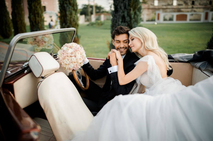 Nunta de basm pentru Andreea Balan si George Burcea. Artista a transformat casatoria sa intr-un adevarat spectacol, pe care l-a regizat, l-a filmat si l-a montat sub forma unui videoclip Nunta de basm pentru Andreea Balan si George Burcea. Artista a transformat casatoria sa intr-un adevarat spectacol, pe care l-a regizat, l-a filmat si l-a montat sub forma unui videoclip