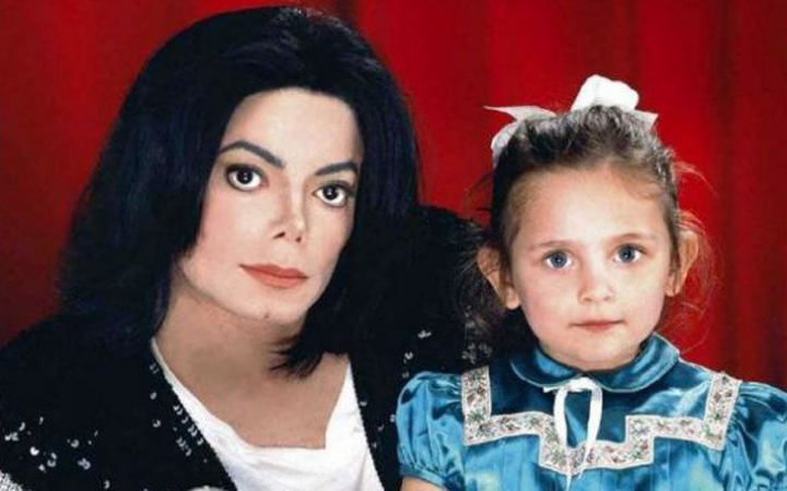 Plina de tatuaje, cu cercel in nas si parul roz. Fiica lui Michael Jackson s-a facut o „fata rea”
Plina de tatuaje, cu cercel in nas si parul roz. Fiica lui Michael Jackson s-a facut o „fata rea”