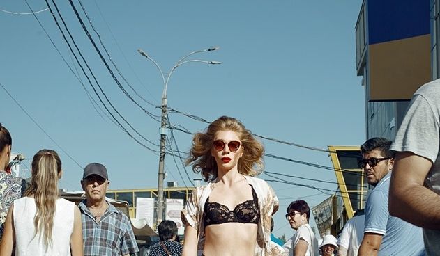 In lenjerie intima – prin multimea de la Piata Centrala. „Ie si te imbraca, fu!”
