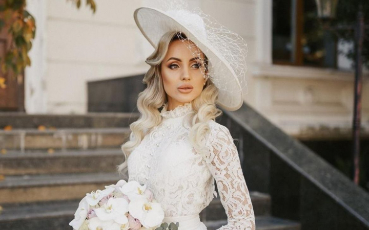 Katalina Rusu - in tinuta de la nunta ei, pe scena de la Vocea Romaniei. "Nu m-as fi intors nici acum, nici atunci..."