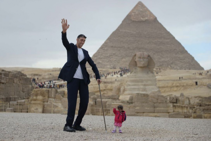 Are peste 2,5 m, cantareste 137 kg si este cel mai inalt om de pe Terra. Cine este Sultan Kosen Are peste 2,5 m, cantareste 137 kg si este cel mai inalt om de pe Terra. Cine este Sultan Kosen