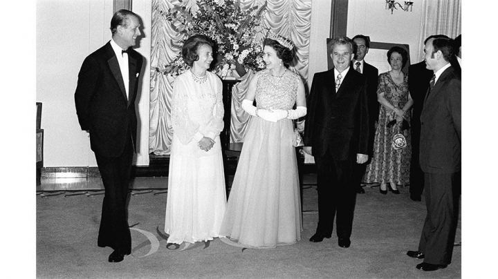 O poza pe care Regina Elisabeta o vrea disparuta: familia Ceausescu - la Palatul Buckingham