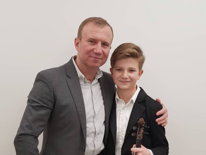 Orchestra perfecta de Halloween. Catalin si Ana – Maria Advahov – spectacol de senzatie in sufragerie Orchestra perfecta de Halloween. Catalin si Ana – Maria Advahov – spectacol de senzatie in sufragerie