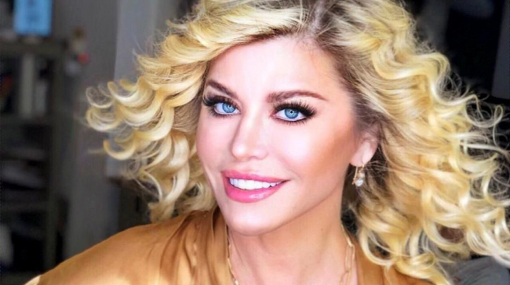 Show matinal cu sani la vedere si dans provocator alaturi de Calin Goia! Loredana Groza - criticata dur de fanii ei: „Se tine de ideea de tinerete ca de un colac de salvare spart.”
Show matinal cu sani la vedere si dans provocator alaturi de Calin Goia! Loredana Groza - criticata dur de fanii ei: „Se tine de ideea de tinerete ca de un colac de salvare spart.”