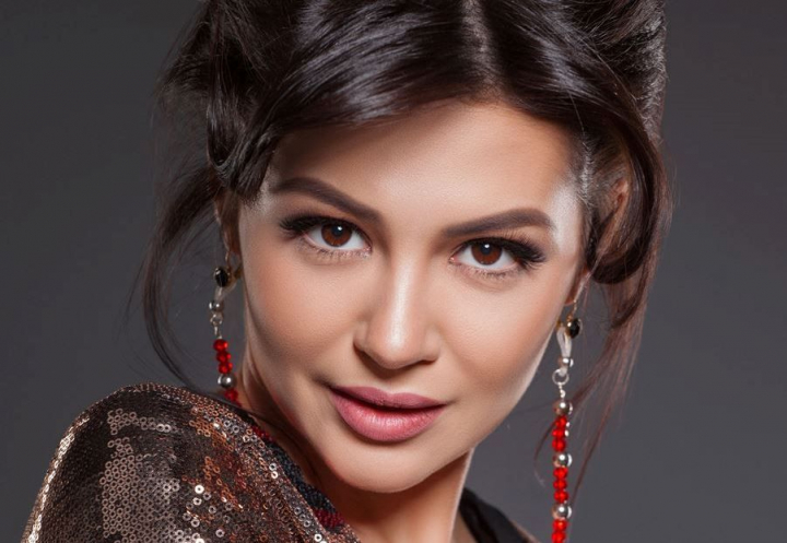 Ecaterina Cojocaru alias Keya, pe langa muzica, modelling si linii de cosmetice e pasionata si de articole vestimentare. „Vreau sa transmit frumosul prin muzica si haine!”