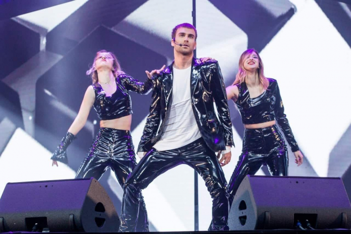 Ionel Istrati - intr-o tinuta de latex all black. Vedeta a purtat o creatie Balmain Ionel Istrati - intr-o tinuta de latex all black. Vedeta a purtat o creatie Balmain