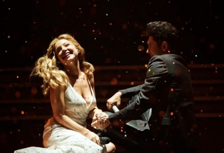 Dan Balan si Tina Karol – tandri si romantici la M1 Music Awards. Cei doi nu s-au dezlipit unul de celalalt. „In viata e important sa gasesti pe cineva care sa te priveasca asa cum el o priveste pe ea.”