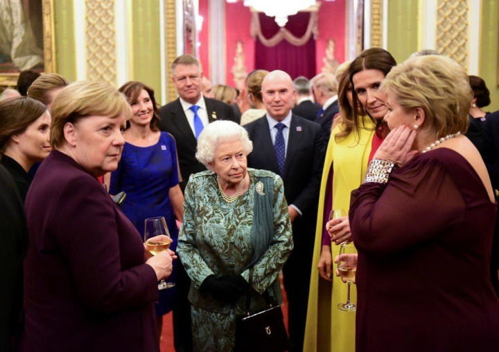 Ce tinute au purtat Carmen Iohannis si Melania Trump la receptia organizata de Regina Elisabeta a-II-a la Palatul Buckingham Ce tinute au purtat Carmen Iohannis si Melania Trump la receptia organizata de Regina Elisabeta a-II-a la Palatul Buckingham