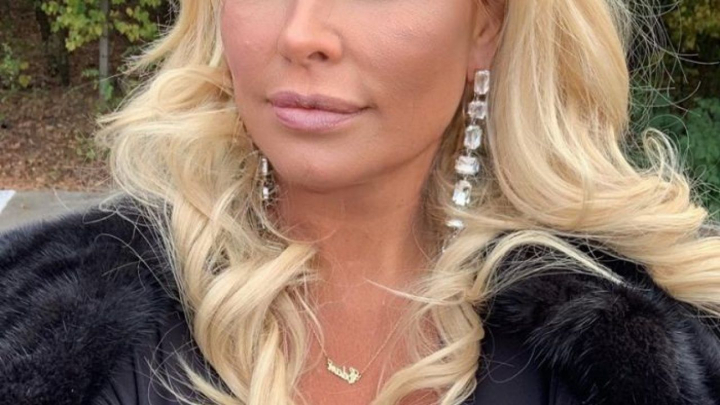 Una dintre cele mai sexy vedete din Romania - in pat cu un cantaret basarabean Una dintre cele mai sexy vedete din Romania - in pat cu un cantaret basarabean