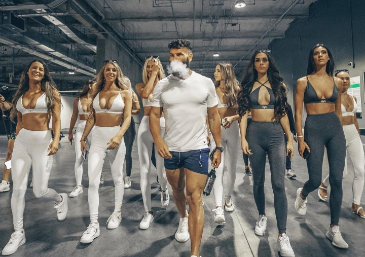 Dan Bilzerian, regele Instagramului. Cum etaleaza averea de 150 de milioane de dolari
Dan Bilzerian, regele Instagramului. Cum etaleaza averea de 150 de milioane de dolari