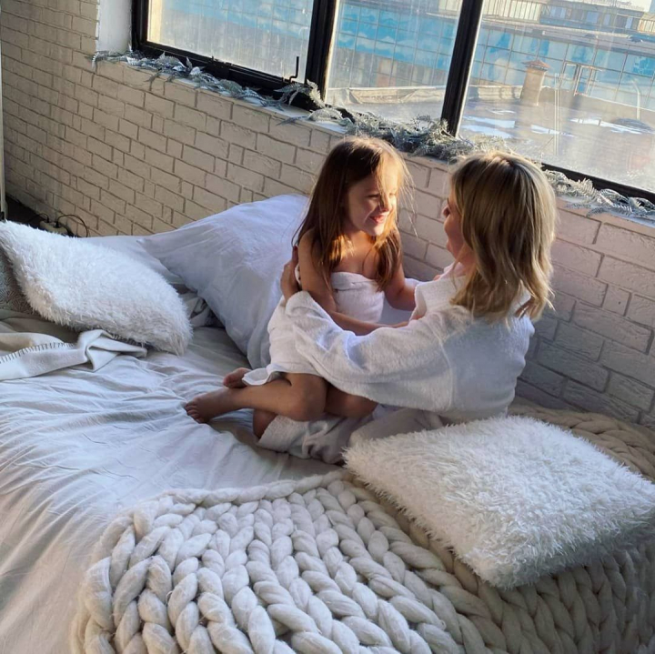 Daniela Burlaca, Ana Cernicova, Diana Voevutki si alte vedete, impreuna cu fetitele lor – intr-un spot publicitar by Roman Burlaca
Daniela Burlaca, Ana Cernicova, Diana Voevutki si alte vedete, impreuna cu fetitele lor – intr-un spot publicitar by Roman Burlaca