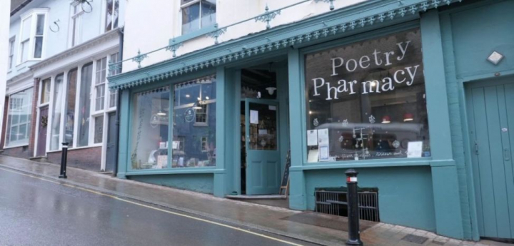 S-a deschis prima „farmacie” de poezie din lume. In loc de pastile, pacientii primesc versuri terapeutice S-a deschis prima „farmacie” de poezie din lume. In loc de pastile, pacientii primesc versuri terapeutice