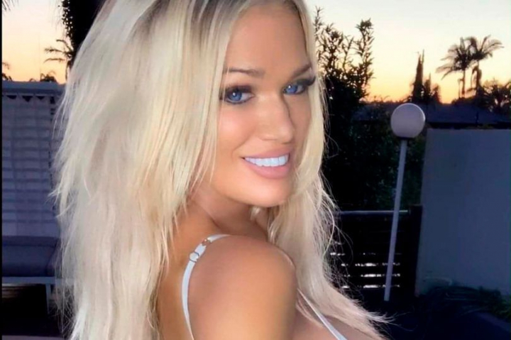 Ea e cea mai sexy bunicuta din lume! Milioane de barbati viseaza la ea, niciunul nu-si da seama ce varsta are