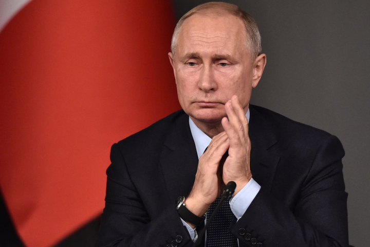 Vladimir Putin – intr-un cardigan de 200 000 de ruble la slujba de Craciun Vladimir Putin – intr-un cardigan de 200 000 de ruble la slujba de Craciun