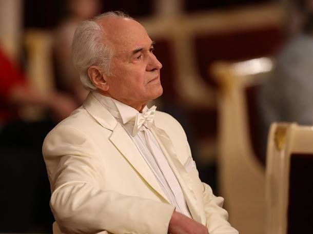 Maestrul Eugen Doga organizeaza an de an, pe 15 ianuarie, o seara de suflet dedicata marelui poet, Mihai Eminescu. „Eu cred ca merita sa fie omagiat, domnul nostru spiritual.”  